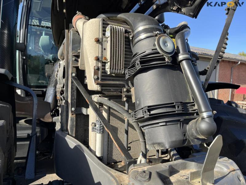 Valtra S374 tractor 38