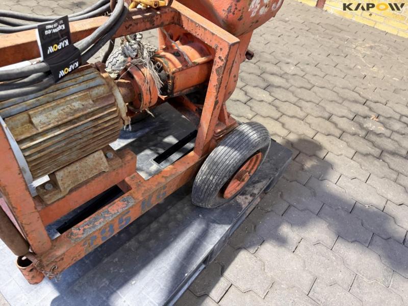 Water/sludge pump 20