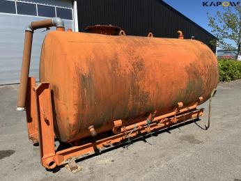 Water tank with spreader boom