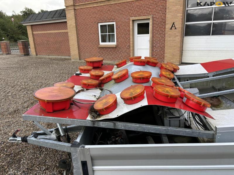 Vezeko trailer with light board 9