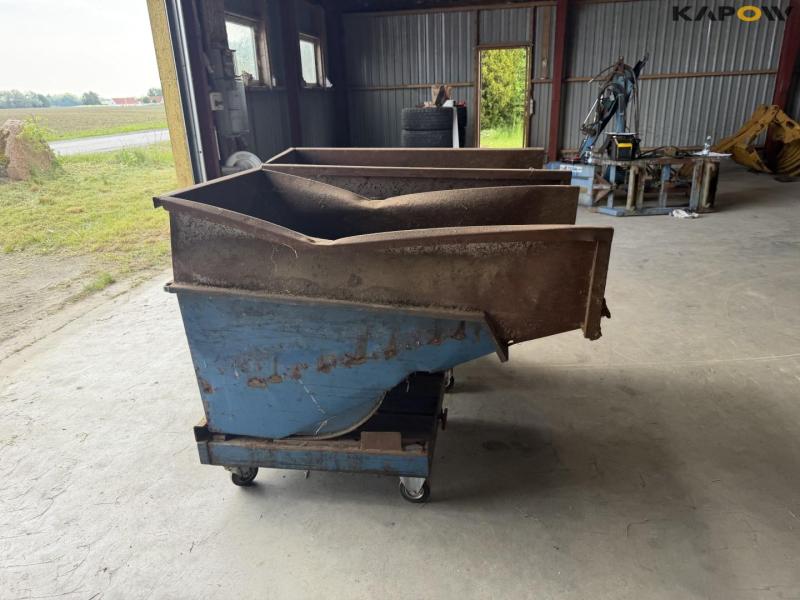 Tilting container 4