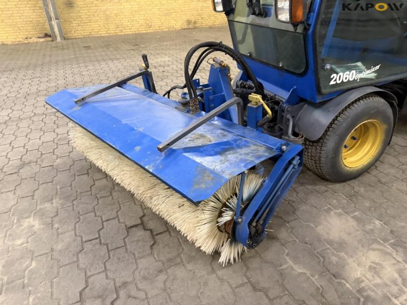 Vitra tool carrier with broom 9