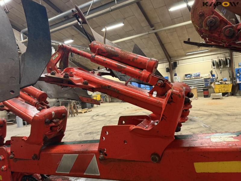 Vogel and Noot 8 furrow reversible plough 23