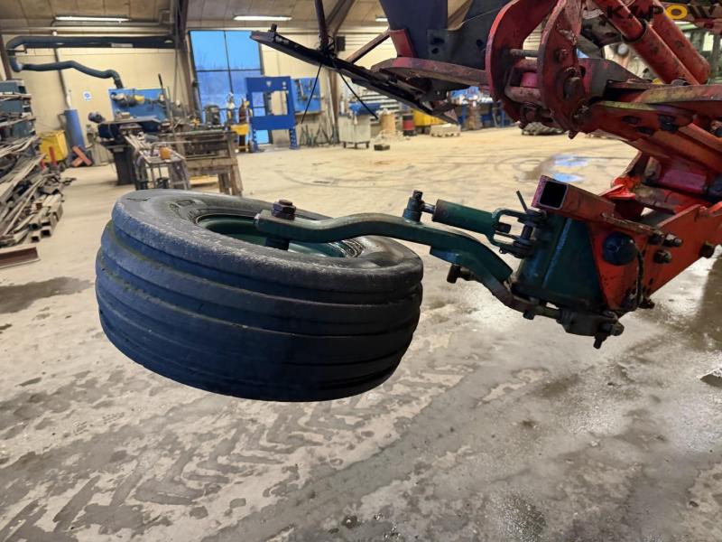 Vogel and Noot 8 furrow reversible plough 32