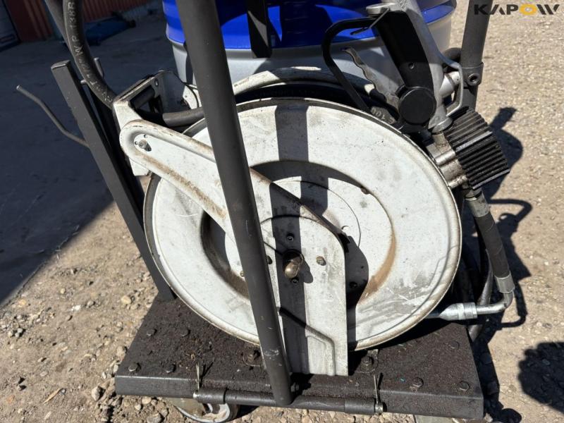 Trolley with oil pump 18