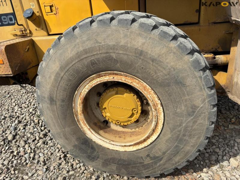 Volvo L90 wheel loader 35