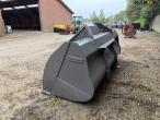 Volvo bucket with Volvo hitch 7