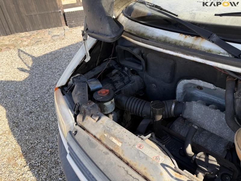 VW Caravelle passenger car 37