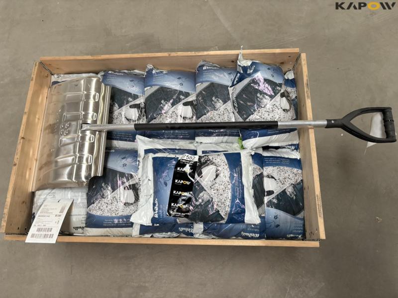 Weibulls road gravel 10 kg + snow shovel 5