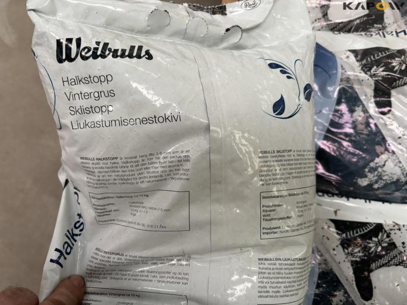 Weibulls road gravel 10 kg + snow shovel 7