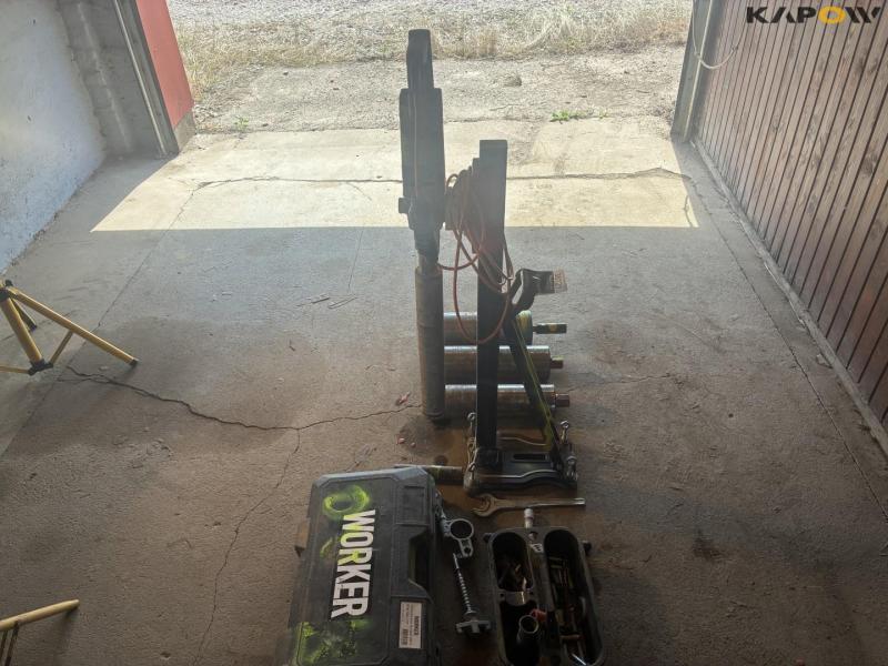 Worker core drilling machine with equipment 4