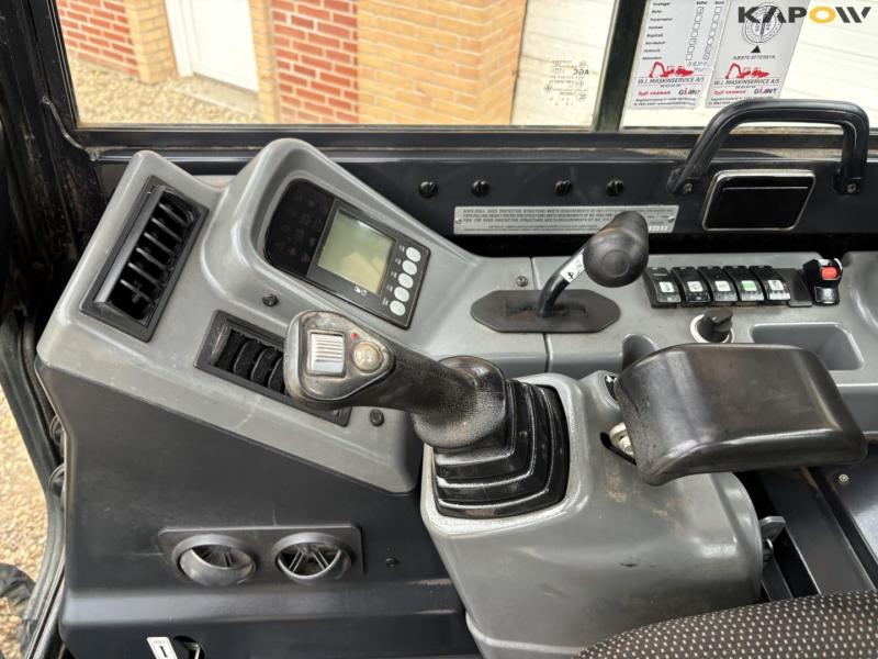 Yanmar Vio 33-6 mini excavator with tilt 29