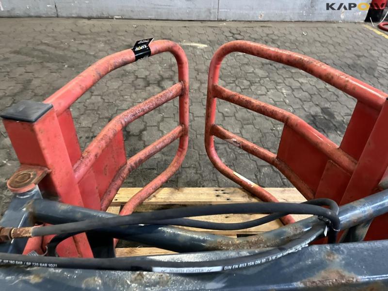 Bale clamp 11