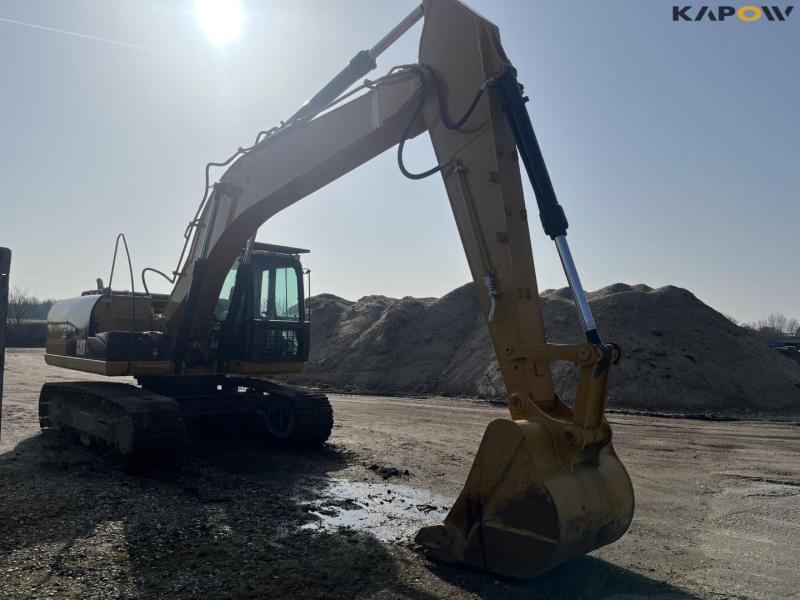 Caterpillar 320D2 excavator 3