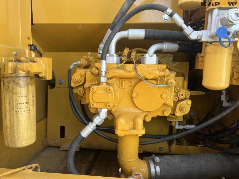 Caterpillar 320D2 excavator 10