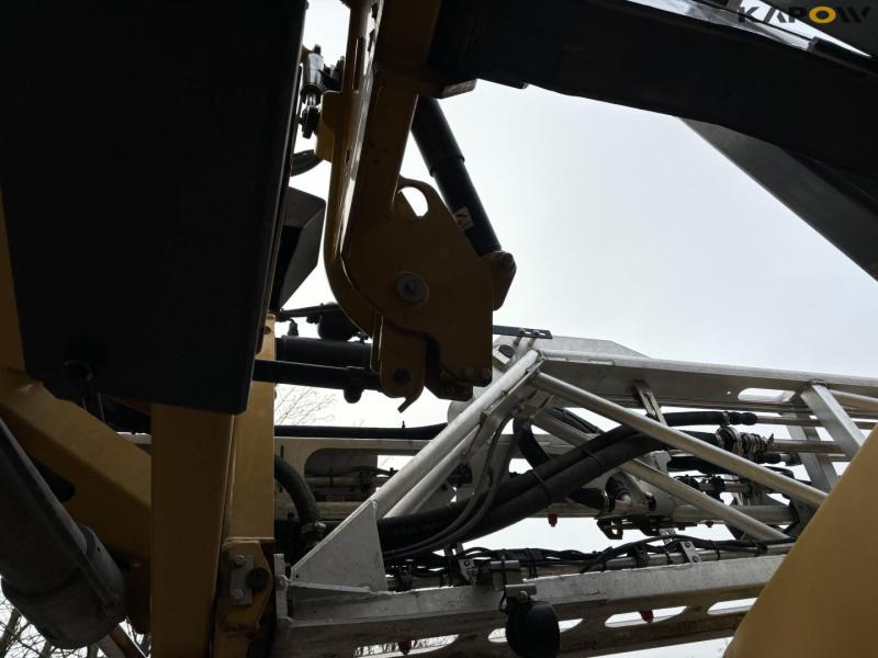 Challenger Rogator 344 sprayer 31