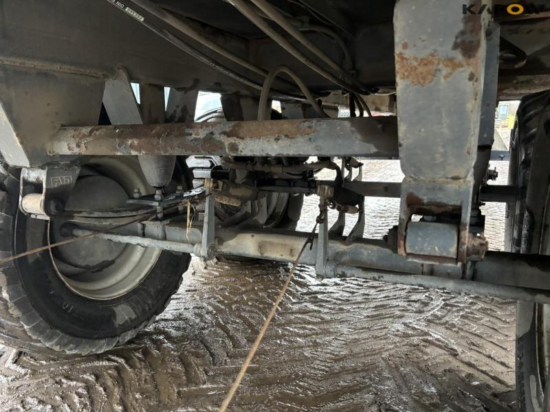 Dinapolis straw wagon with hydraulically foldable sides 34