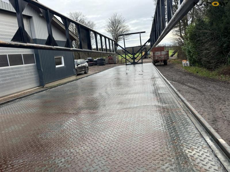 Dinapolis straw wagon with hydraulically foldable sides 48