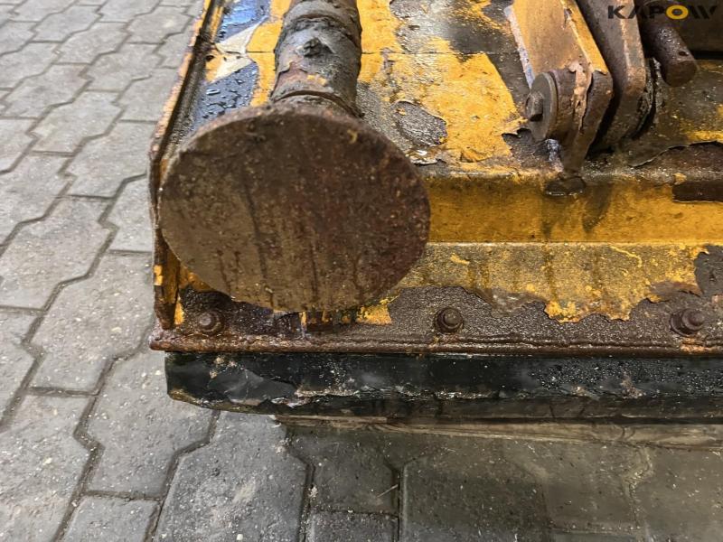 Rotating scraper blade 12