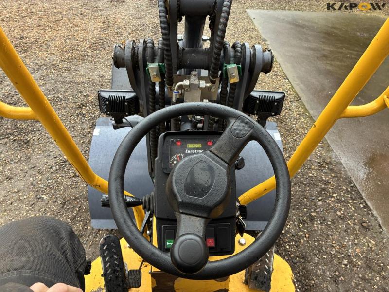 Eurotrac W11 skid steer loader 32