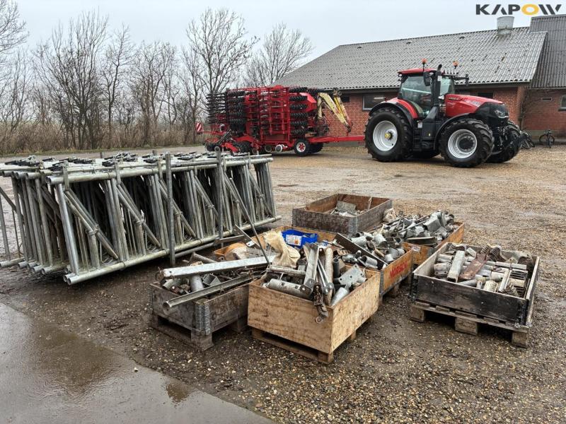 Prison grid + various cattle equipment 3