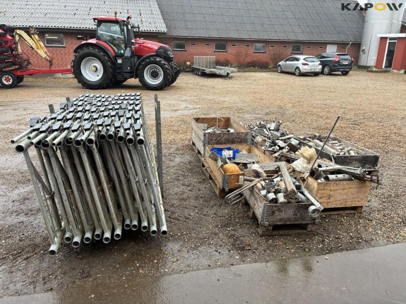 Prison grid + various cattle equipment 4