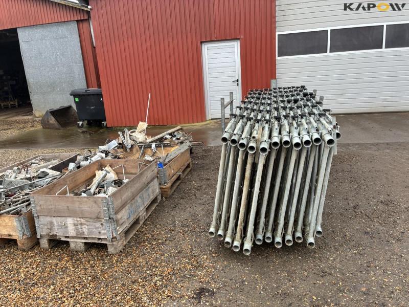 Prison grid + various cattle equipment 6