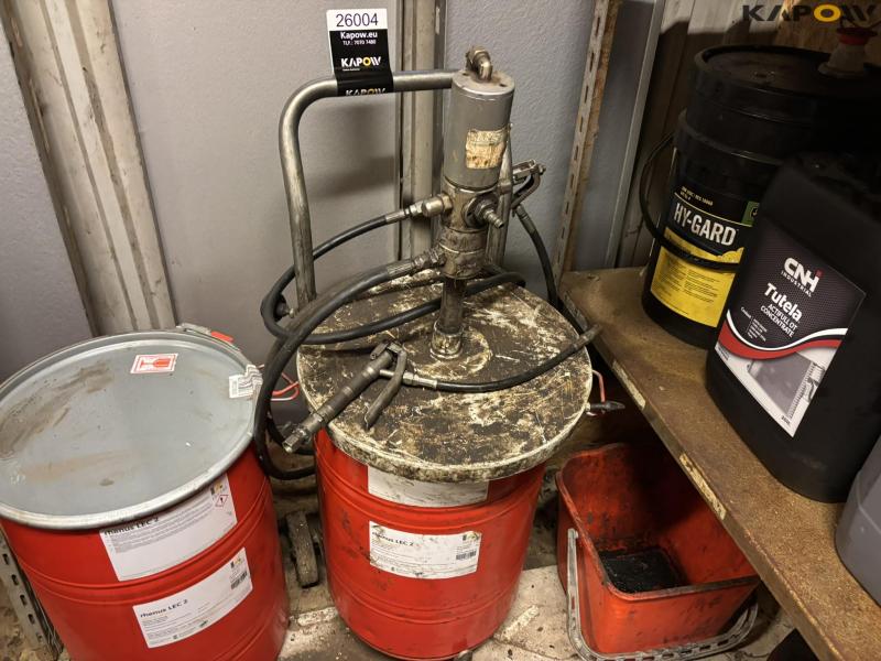 Grease with pump and cart 10