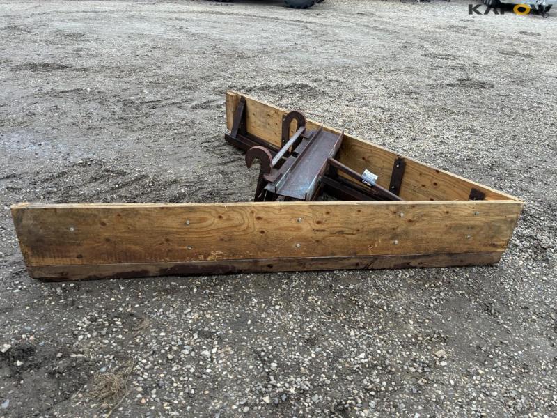 Feed scraper with Weidermann hitch 2