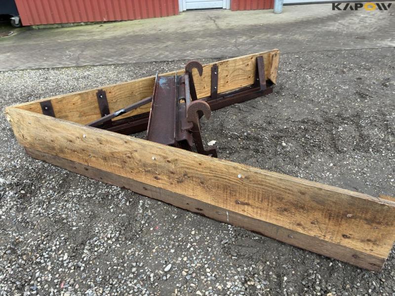 Feed scraper with Weidermann hitch 5