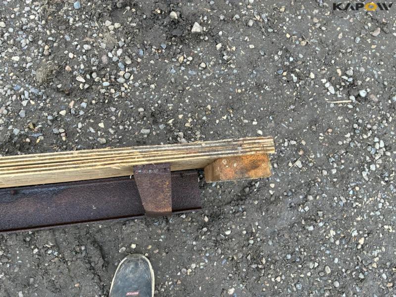 Feed scraper with Weidermann hitch 9