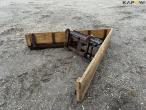 Feed scraper with Weidermann hitch 3