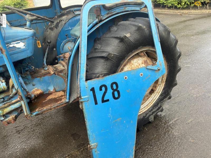 Ford 3000 tractor 27