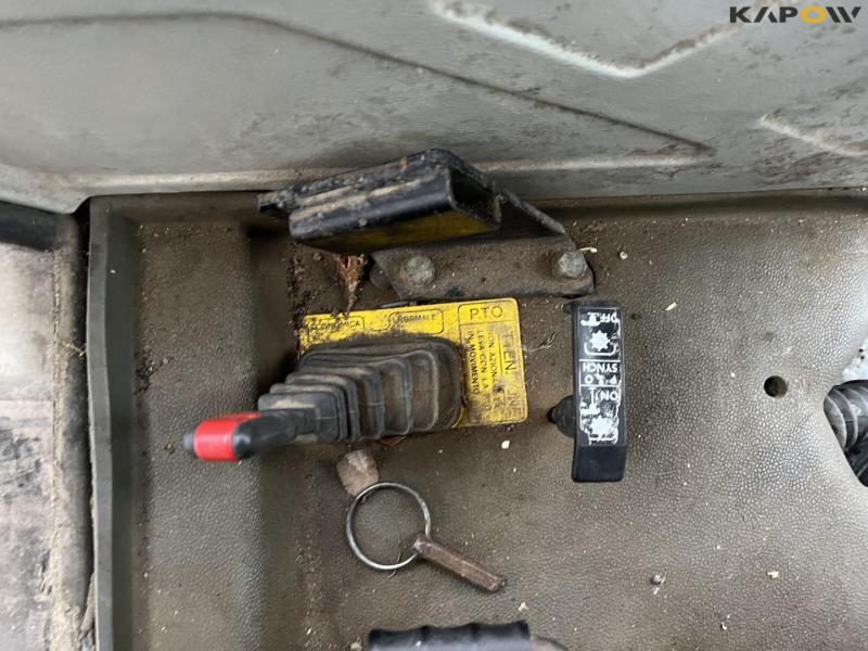 Hürlimann H-4105 front loader tractor  47