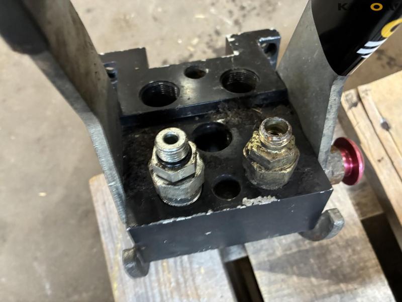 Hydraulic pistons and multi-coupling 10