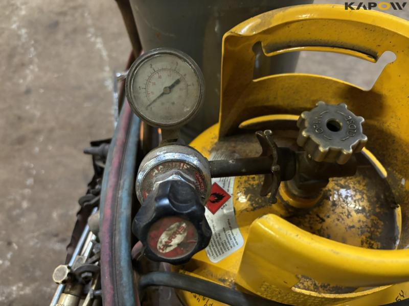 Oxygen and gas equipment 16