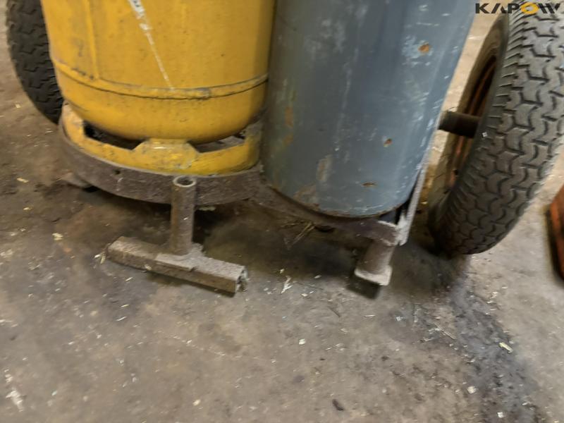 Oxygen and gas equipment 21