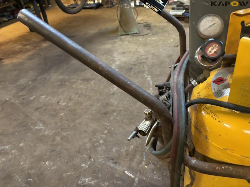 Oxygen and gas equipment 23