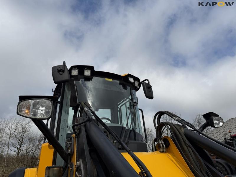 JCB 427 Agri wheel loader 17