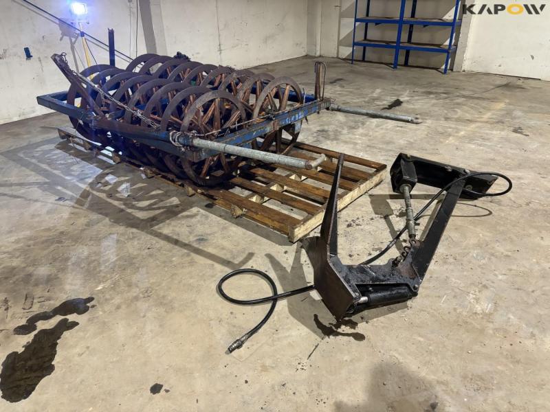 Silage packer roller with collecting arm 1