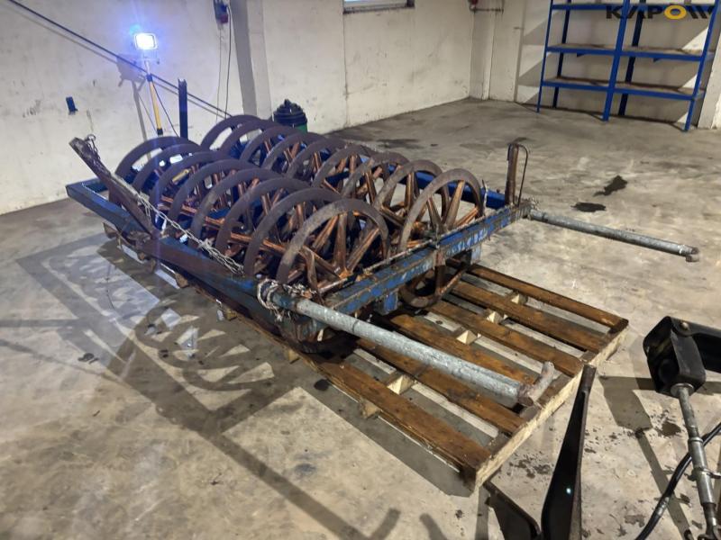 Silage packer roller with collecting arm 10