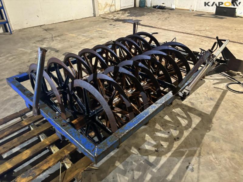 Silage packer roller with collecting arm 11