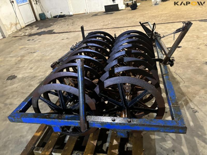 Silage packer roller with collecting arm 12