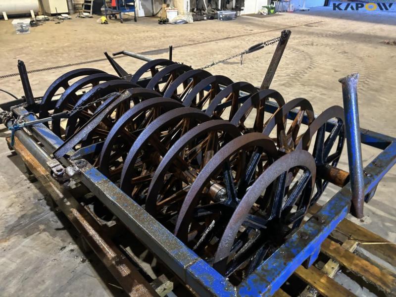 Silage packer roller with collecting arm 15