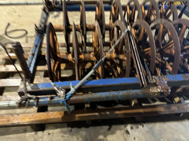 Silage packer roller with collecting arm 19