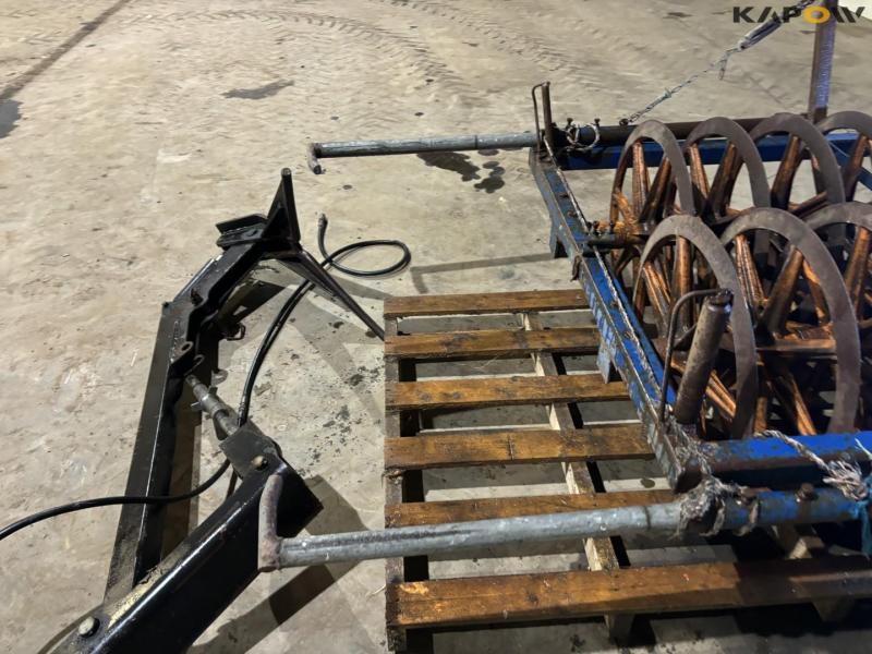 Silage packer roller with collecting arm 20