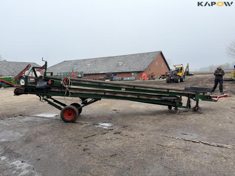 Potato planter with belt spreader 4