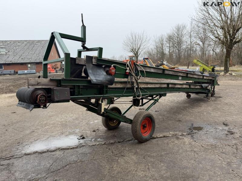 Potato planter with belt spreader 5