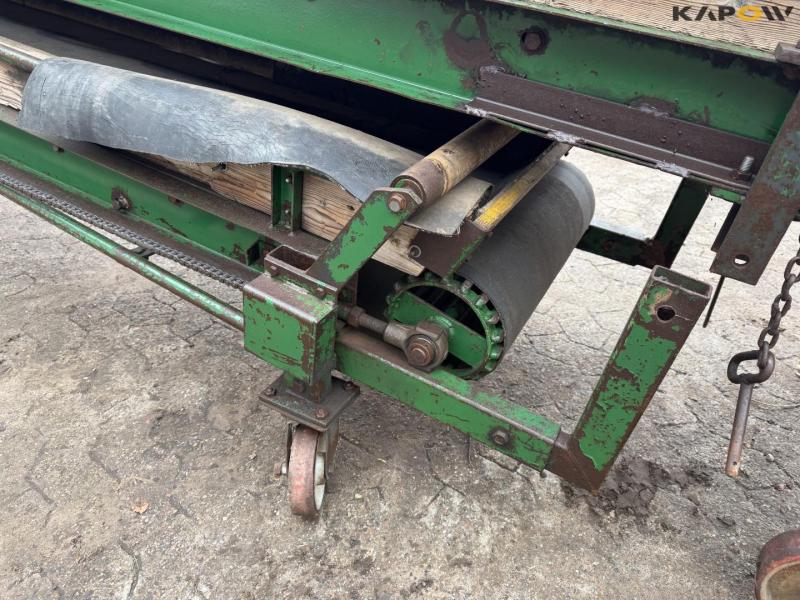 Potato planter with belt spreader 30
