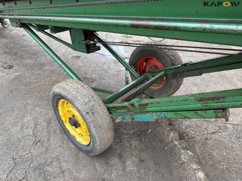 Potato planter with belt spreader 32